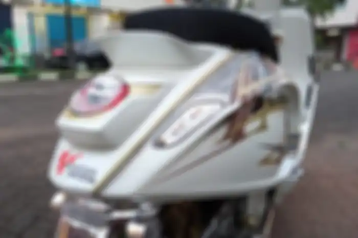 Modifikasi motor Vespa Sprint 150, tersemat duck tail SOCA dan stoplamp custom aftermarket.