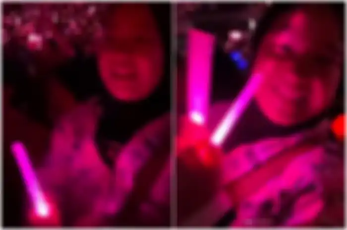 Lightstick KW yang dibawa oleh Aisyahrani dan putrinya, Ratu.