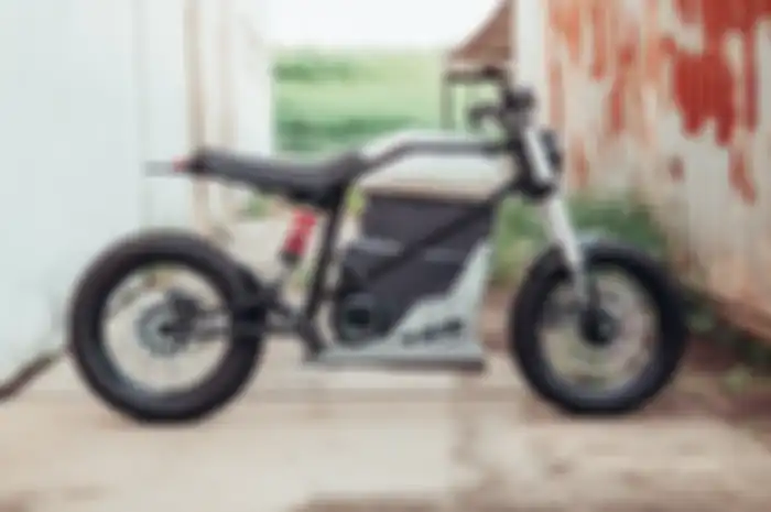Bentuk ramping dan gagah, motor listrik RTR 799e Scrambler punya jarak tempuh 120 km sekali ngecas.