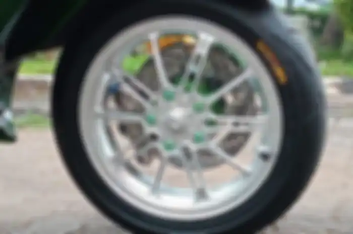 Terpasang pelek Scarlet Racing YT-9302 warna silver, berpadu baut probolt warna hijau metallic seirama body.
