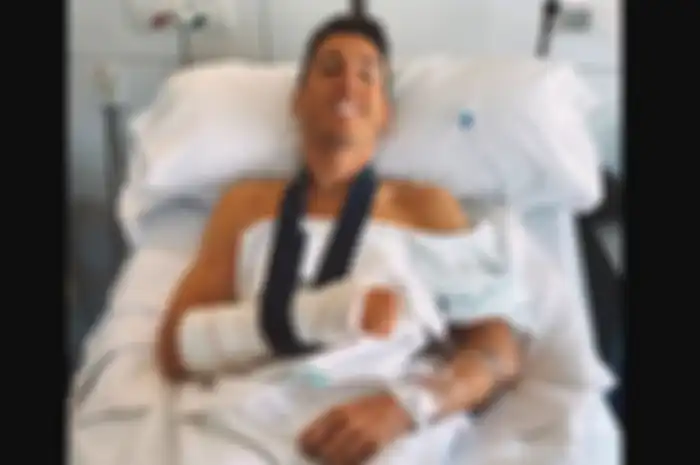 Menjelang seri pertama, MotoGP Portugal 2023, Aleix Espargaro naik meja operasi karena arm pum pada tangan kanannya. 
