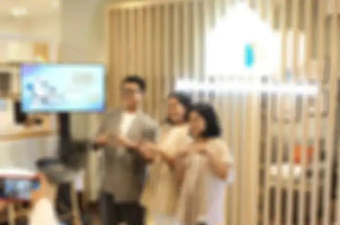  Narendra Pryottama( Head of Brand & Communications Dekoruma), Caca Tengker (Mom Influencer & Psychologist), Kania Bunga, Interior Communications Manager Dekoruma)