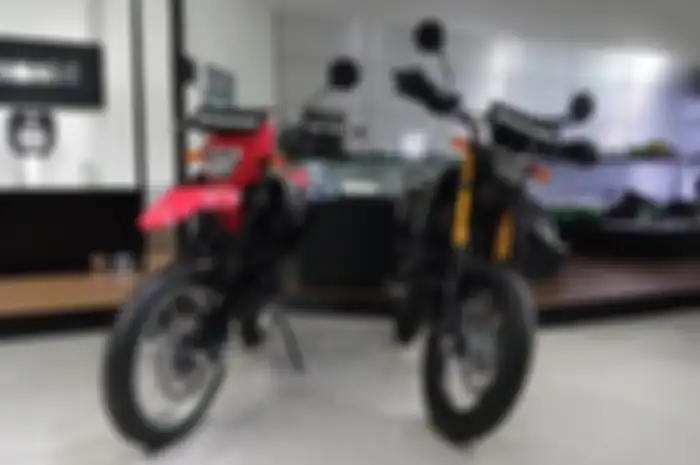 Perbedaan Kawasaki KLX150SM tipe standar (kiri) dan tipe SE (kanan).