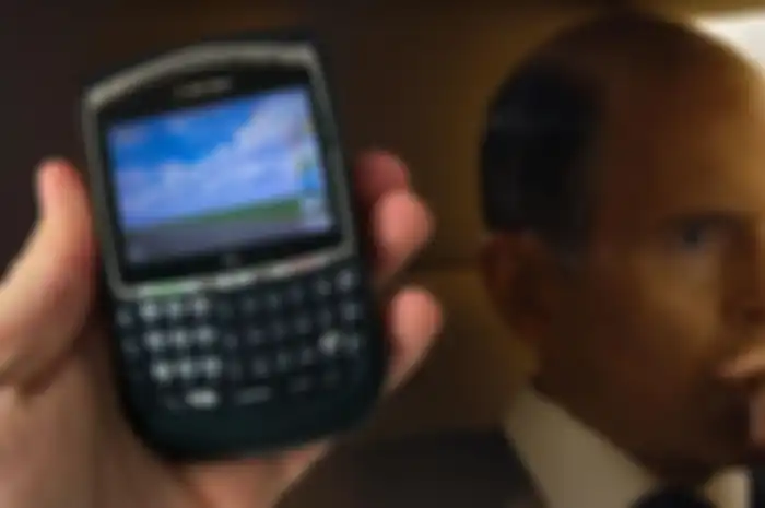 Ilustrasi hp BlackBerry dan aktor Glenn Howerton yang berperan di film 