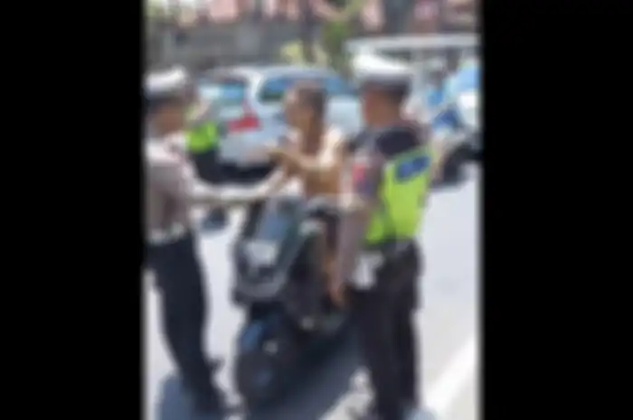 Naik motor Yamaha NMAX tak pakai helm, bule di Bali marah-marah ke polisi.