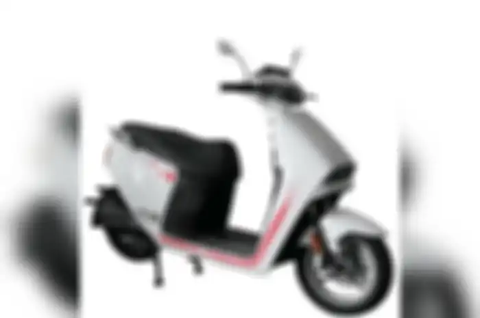 Tampilan Selis Go Plus, motor listrik yang bisa mencetak jarak tempuh 140 km sekali ngecas.