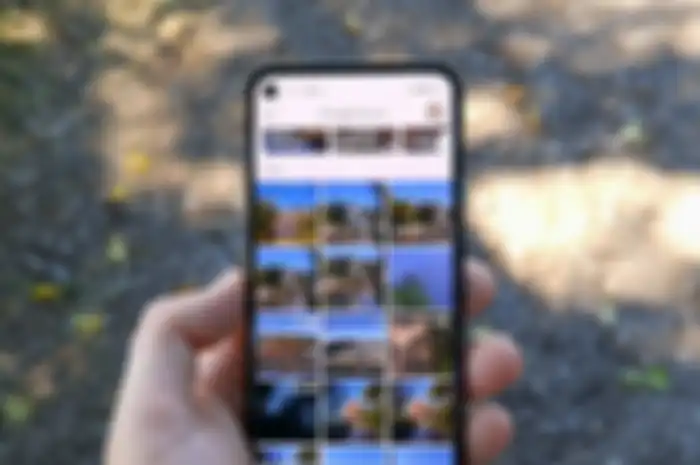 Ilustrasi mempertajam foto dan video di Google Photos.