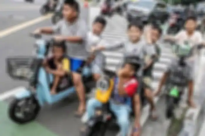 Ilustrasi pengendara sepeda listrik di jalan raya.