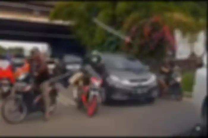 Bapak-bapak bawa besi panjang di Motor Honda Revo bikin celaka pemotor lain.