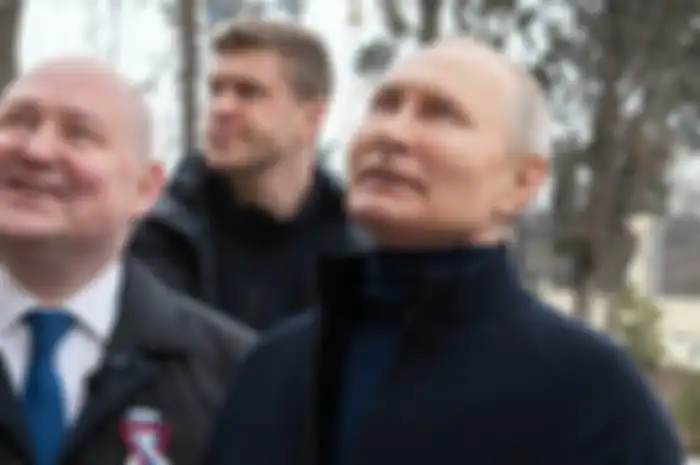 Presiden Rusia Vladimir Putin (kanan), berbicara dengan Gubernur Sevastopol Mikhail Razvozhayev (kiri), saat mengunjungi taman bersejarah dan arkeologi Chersonesos Taurica di peringatan 9 tahun referendum tentang status negara Krimea dan Sevastopol dan reunifikasinya dengan Rusia, 18 Maret 2023. 