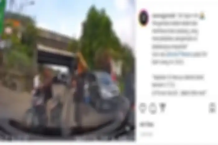 Detik-detik pemotor terpental oleh tiang yang diangkut seorang kakek yang mengendarai motor Honda Revo.