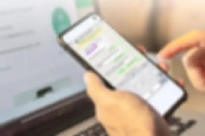 Ilustrasi penipuan online dengan mengirimkan malware dengan format APK di WhatsApp.