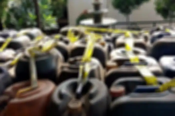 Foto ilustrasi penyelundupan BBM. Seorang buruh harian lepas jual Pertalite untung hingga Rp 1.500 per liter terancam 6 tahun penjara.