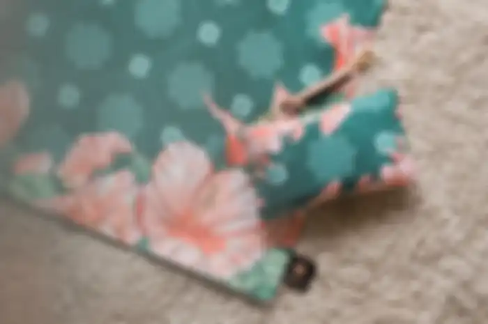 Motif bunga kembang sepatu di mukena Saskara