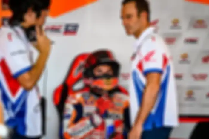 Manajer tim Repsol Honda, Alberto Puig (kanan) takut kehilangan pembalap Marc Marquez (tengah).