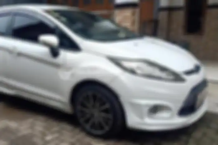 Mobil bekas harga murah Ford Fiesta 2013 dijual cuma Rp 66.500.000 atau setara harga motor matic Yamaha XMAX Connected.