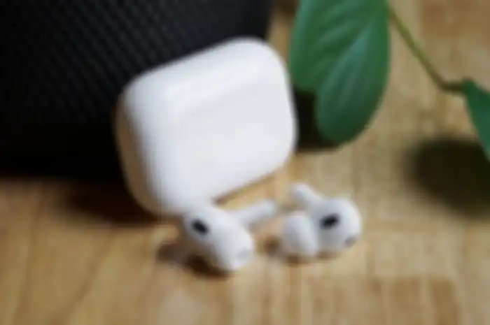 Ilustrasi AirPods Pro 2 buatan Apple yang dikabarkan akan hadir dengan port USB-C di Q2 dan Q3 tahun 2023. 
