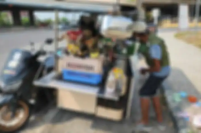 Choowong Thepkoh (65), kakek asal Thailand bawa motor Yamaha NMAX gerobakan untuk pulang kampung sambil bawa 11 kucing peliharannya.