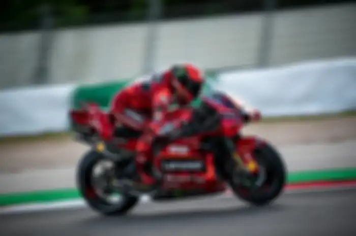 Francesco Bagnaia memenangkan MotoGP Portugal 2023. Marc Marquez tabrak Miguel Oliveira dan gagal finish. 