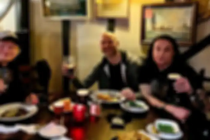 Dani Filth dan Ed Sheeran Nongkrong Bareng di Pub
