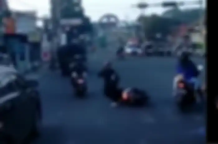 Pemotor cewek panik tinggalkan motornya usai disuruh minggir damkar.