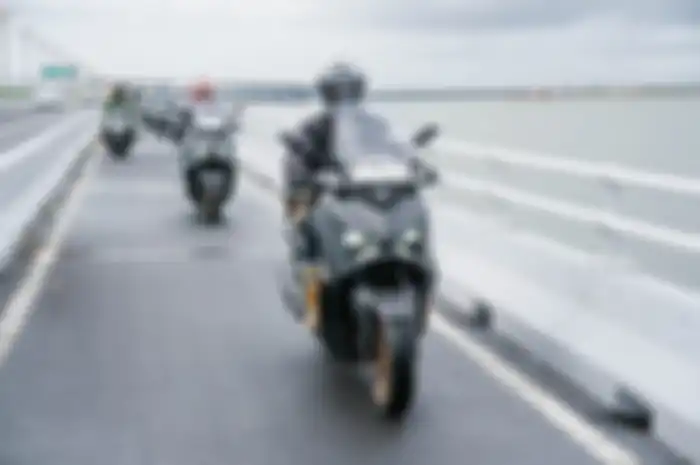 MOTOR Plus saat melewati jalan Tol Bali Mandara menggunakan motor Yamaha XMAX Connected. 