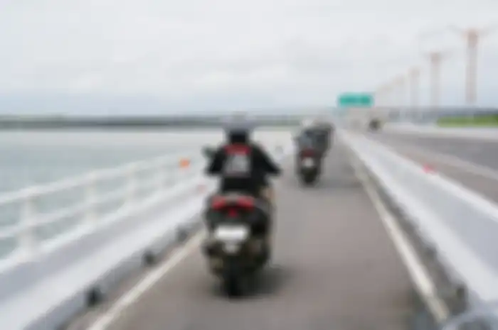 ILUSTRASI motor lewat jalan tol Bali Mandara. Wacana motor bisa masuk jalan tol kembali merebak, tak hanya moge motor biasa pun boleh lewat.