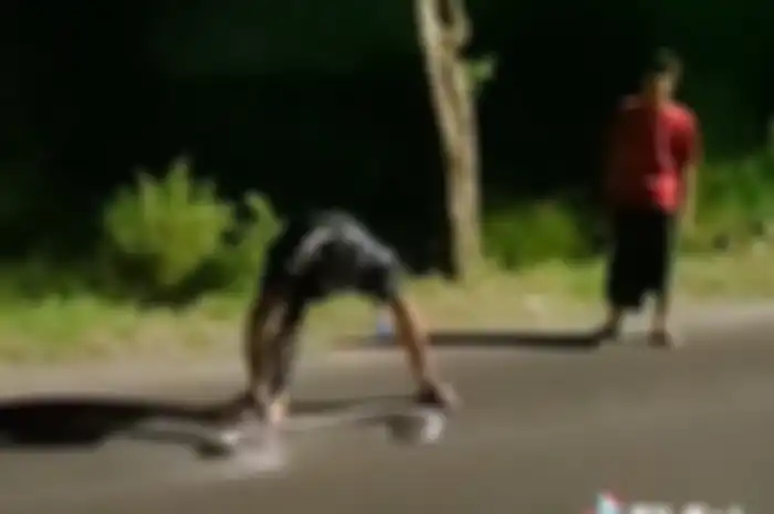 Pemuda di Gresik tandai jalan berlubang