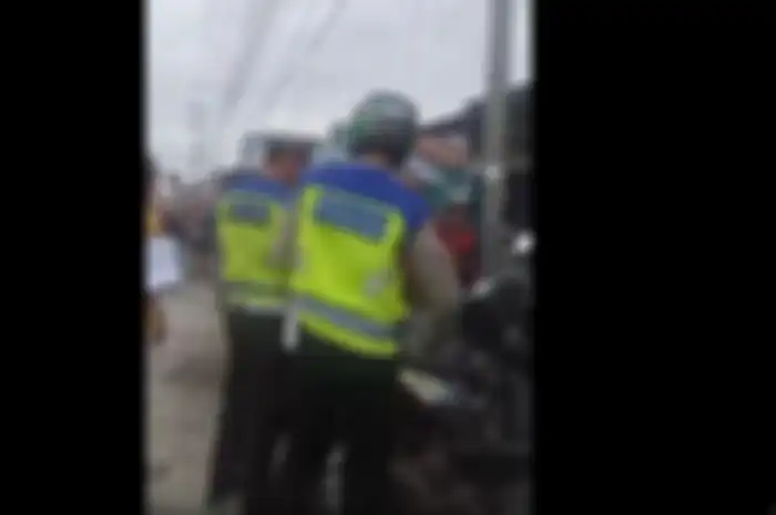 Emak-emak di Lubklinggau ngamuk anaknya yang masih sekolah ditilang polisi.