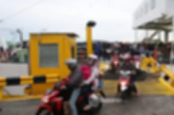 Motor turun dari kapal Feri penyeberangan Merak-Bakauheni saat mudik lebaran.
