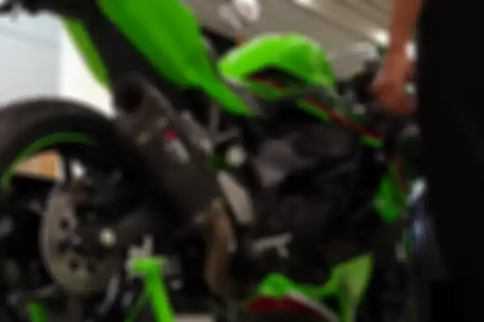 Kawasaki Ninja ZX-4RR Ganti Knalpot Akrapovic