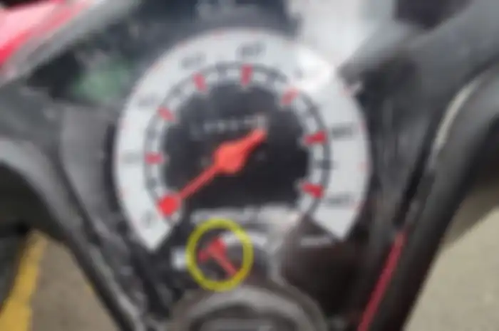Jangan sampai keliru, indikator bensin di huruf E bukan habis.