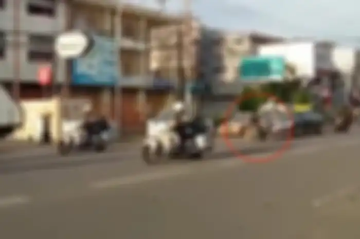 Nekat banget, pengendara motor knalpot racing potong jalur iringan mobil dinas Presiden Jokowi di Makassar.