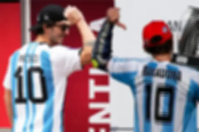Francesco Bagnaia dan Valentino Rossi lakukan pose serupa, tribut untuk dua kapten Timnas Argentina yang jadi juara dunia. 