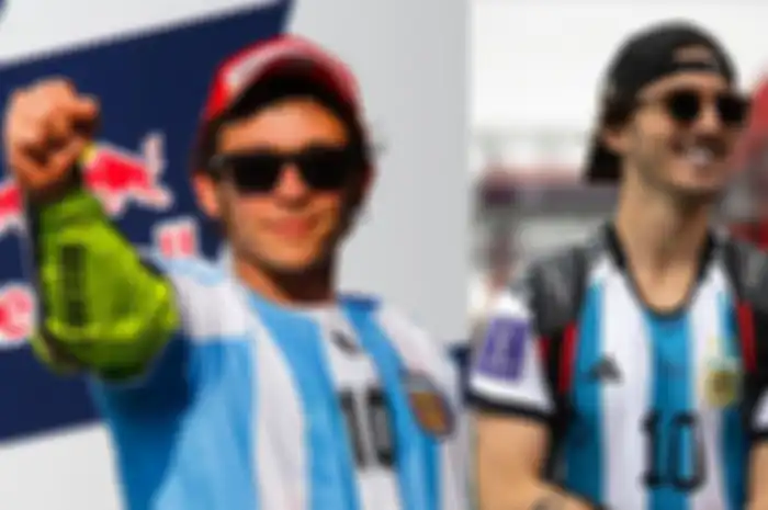 Legenda MotoGP Valentino Rossi (kiri) pakai jersey timna Argentina di MotoGP Argentina 2014 dan gantian muridnya Francesco Bagnaia pakai jersey timnas Argentina di MotoGP Argentina 2023