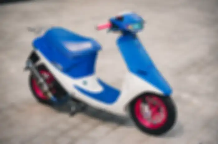 Modifikasi motor matic 2-tak Honda Dio SP, kelir bodi nyentrik plus aksesoris apik. Jadi skutik 2-tak centil nih!
