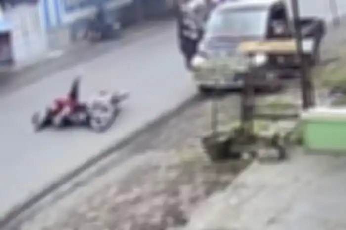 Sopir sembarangan buka pintu mobil hingga pemotor emak-emak jatuh tersungkur.