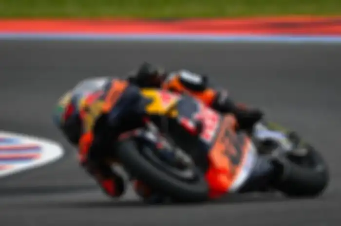 Brad Binder memenangkan Sprint Race MotoGP Argentina 2023. Perlawanan ketat dari rombongan murid Valentino Rossi. 