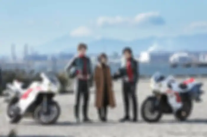 Shin Kamen Rider dengan motor terbarunya 