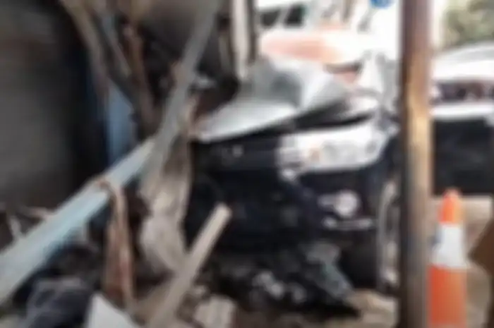 Toyota Hilux Bupati Kuningan tabrak 4 motor dan menewaskan 3 orang.