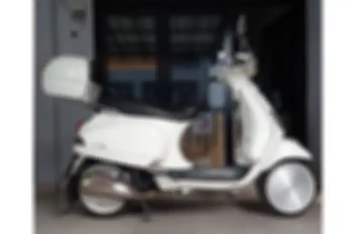 Modifikasi motor Vespa matic pasang dop pelek buatan Zutur Garage.