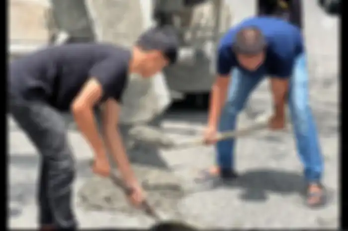 Perbaiki jalan rusak pakai uang pribadi, pemuda di Pekanbaru malah kena teror.