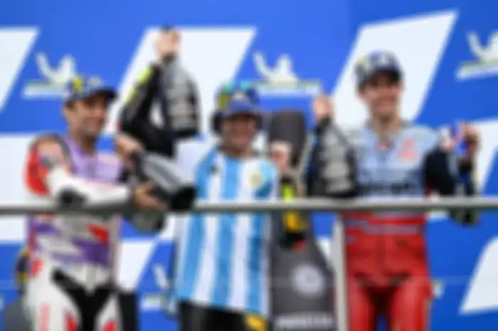 Marco Bezzecchi (tengah) menang MotoGP Argentina 2023 tembus daftar 18 pembalap MotoGP musim raih kemenangan di kelas premier mendahului Johann Zarco (kiri) dan Alex Marquez (kanan) 