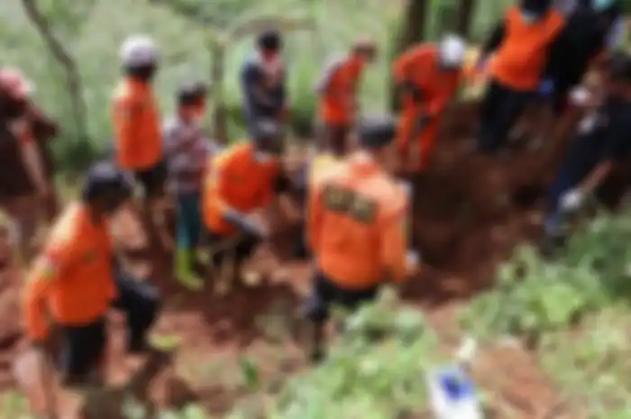 Proses evakuasi 10 jasad korban pembunuhan yang dilakukan oleh Mbah Slamet, dukun pengganda uang di Desa Balun, Kecamatan Wanayasa, Kabupaten Banjarnegara, Jawa Tengah, Senin (3/4/2023). Istri pelaku syok.