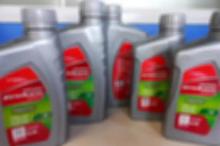 Ilustrasi oli Pertamina dibeli di bengkel, ada yang terindikasi palsu.