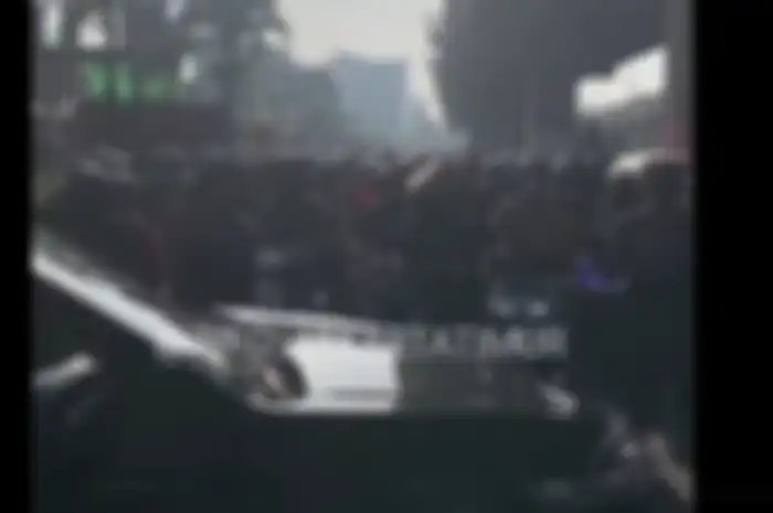 Gerombolan pemotor lawan arus diadang warga di Kalimalang.