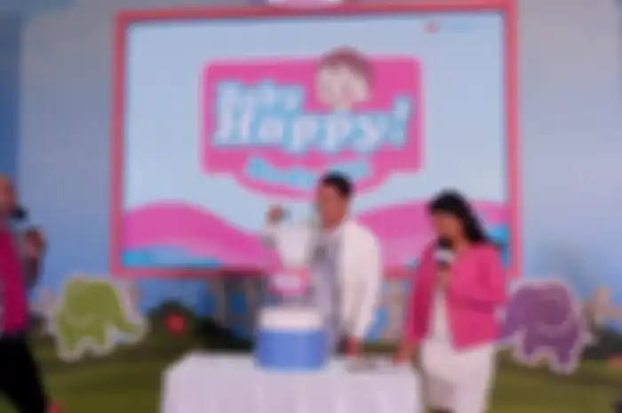 Samuel Zylgwn saat melakukan demo popok Baby Happy dengan daya serap tinggi