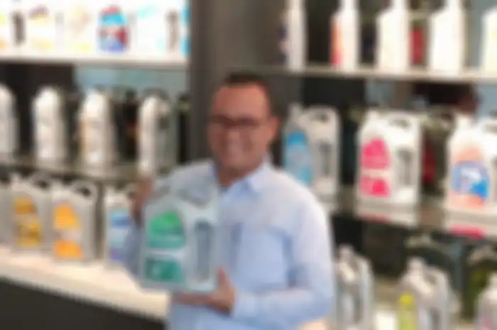 Ketum Aspelindo sekaligus Operation Director Pertamina Lubricant, Sigit Pranowo mengaku pasar oli nasional masih akan ramai sampai 10 tahun ke depan walaupun motor listrik makin berkembang.