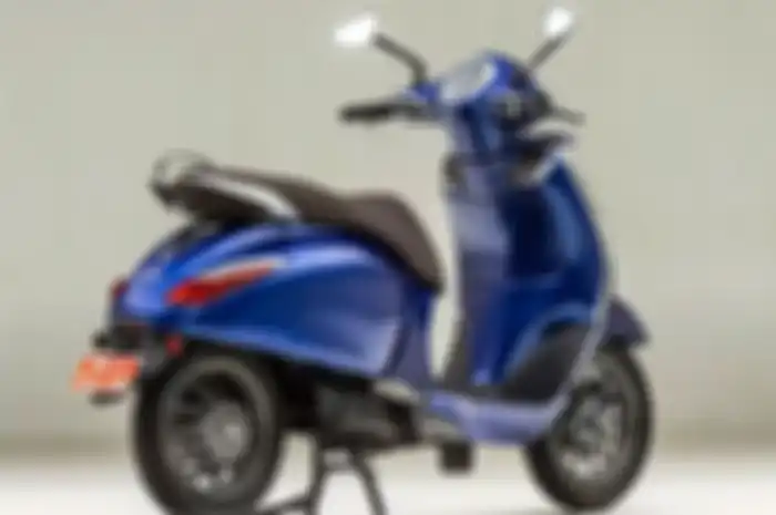 Motor listrik Bajaj Chetak Electric kaki-kakinya juga mirip Vespa.