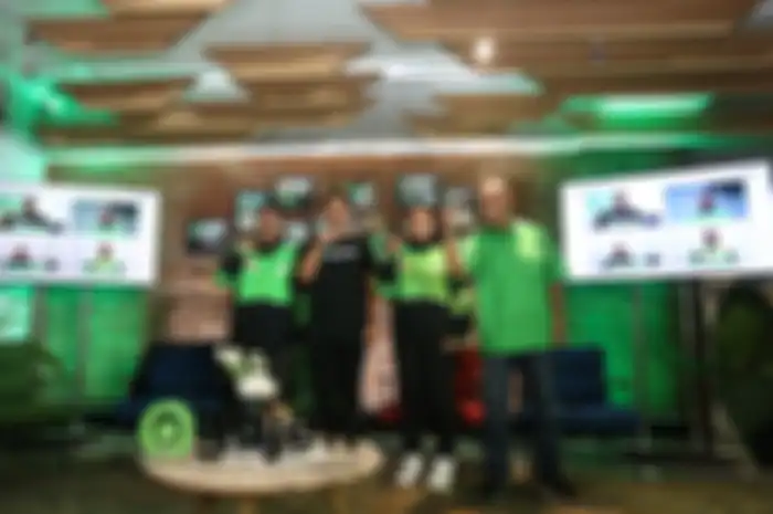 Gede Manggala, Head of Region and External Affairs Gojek (kaos hitam) bersama para mitra driver Gojek